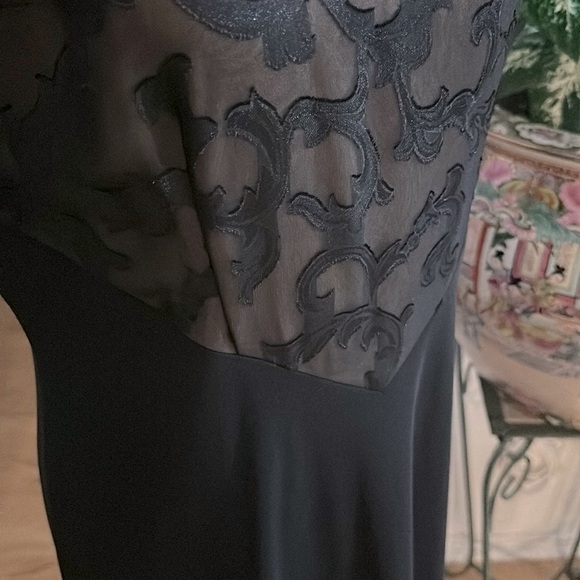 Jeffrey and Dara Evenings by Tom Barra with Black Lace size 8 - Picture 9 of 10